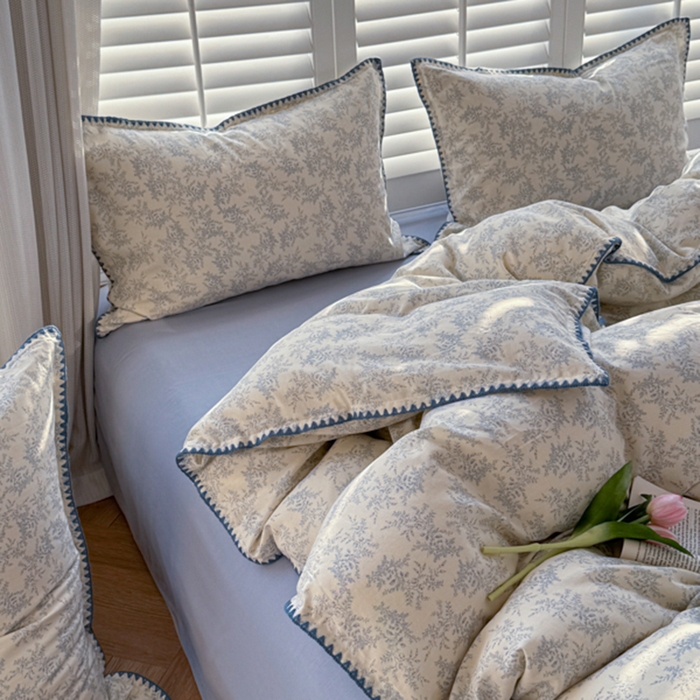 91家纺网 家纺一手货源 找家纺 金丝鸟家纺 2025新款全棉双层纱贝壳边四件套花卉系列 蓝色枝丫