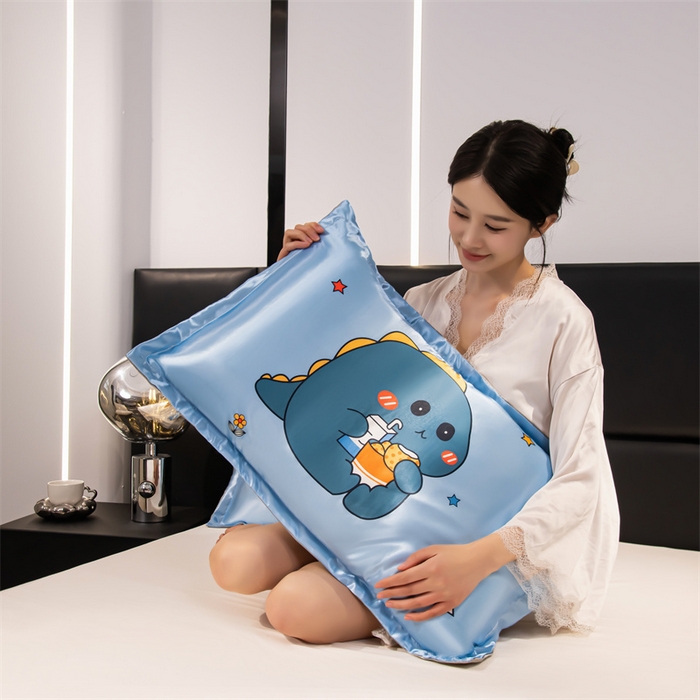 91家纺网 家纺一手货源 找家纺 梦舒羽 2025新款可水洗冰丝卡通枕套宿舍48x74cm单人凉爽枕头套 贪吃龙