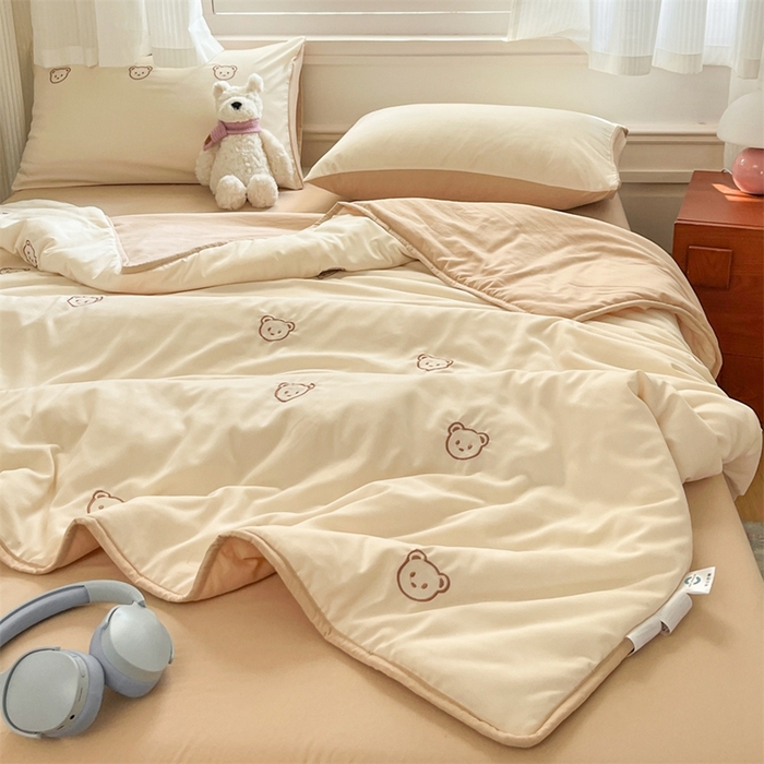 91家纺网 家纺一手货源 找家纺 盛秋家纺 2026新款A类水洗棉刺绣夏被 奶昔白小熊