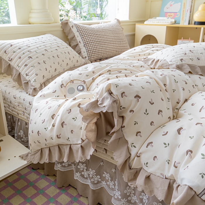 91家纺网 家纺一手货源 找家纺 珍爱家纺 2025新款A类针织棉双层纱夹棉床盖床裙花边单件三件四件套蘑菇