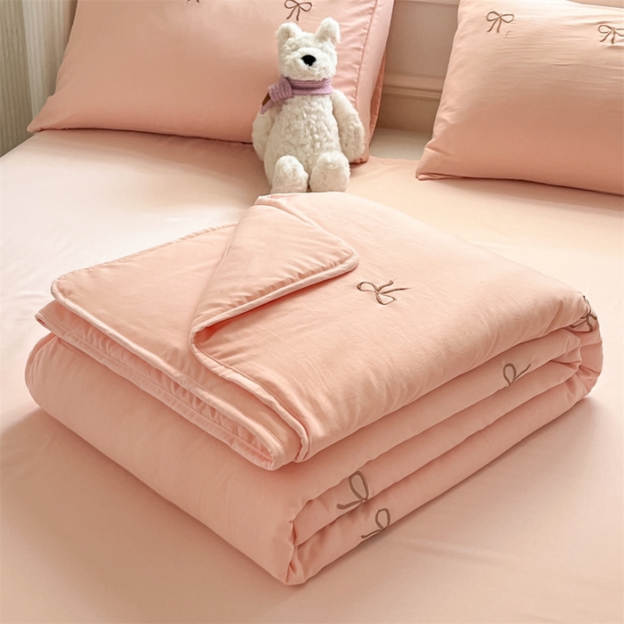 91家纺网 家纺一手货源 找家纺 盛秋家纺 2026新款A类水洗棉刺绣夏被 奶油粉蝴蝶结