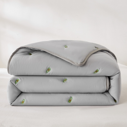 91家纺网 家纺一手货源 找家纺 萌飞 2025新款A类亲肤大豆棉刺绣夏被四件套 牛油果灰