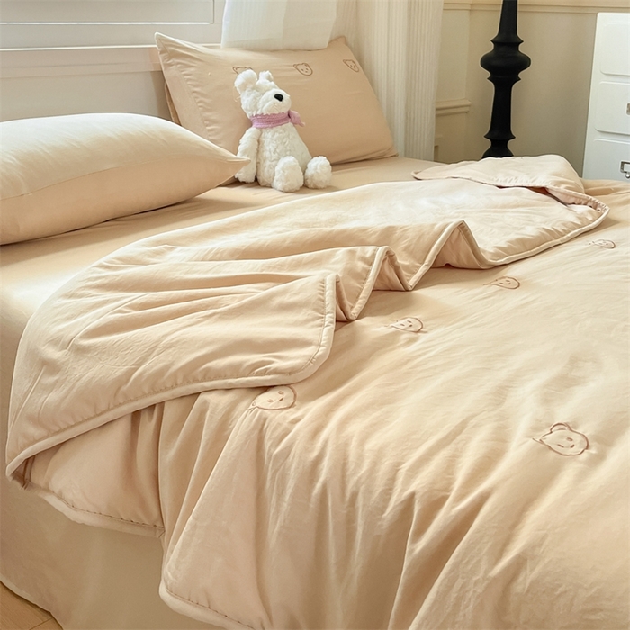 91家纺网 家纺一手货源 找家纺 盛秋家纺 2026新款A类水洗棉刺绣夏被 奶茶小熊