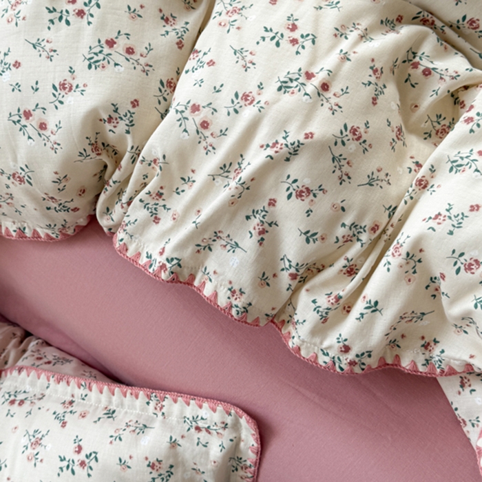 91家纺网 家纺一手货源 找家纺 金丝鸟家纺 2025新款全棉双层纱贝壳边四件套花卉系列 浅汐