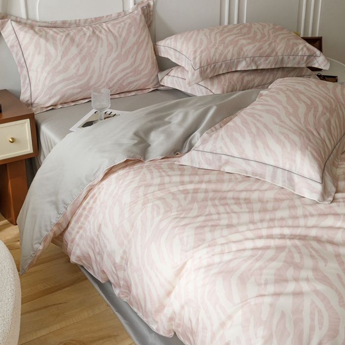 91家纺网 家纺一手货源 找家纺 金奇达2025新款【休闲午后】-轻氧水光莱赛尔四件套（标准号全网控价（折后券后）不低于258） 斑尼粉