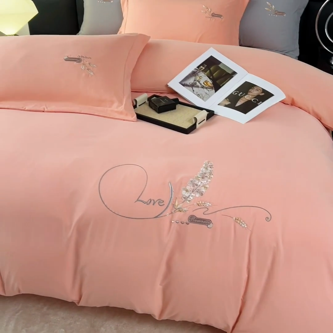 91家纺网 家纺一手货源 找家纺 曲之慕 2025新品四季款高端刺绣四件套简约可水洗轻奢纯色刺绣四件套 大麦仙女粉