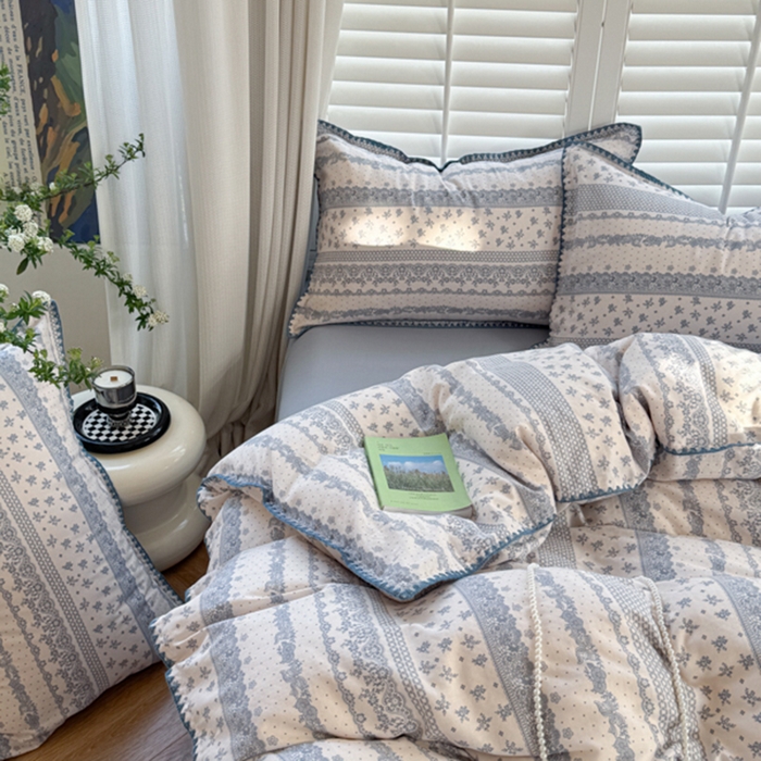 91家纺网 家纺一手货源 找家纺 金丝鸟家纺 2025新款全棉双层纱贝壳边四件套花卉系列 蓝色花纹