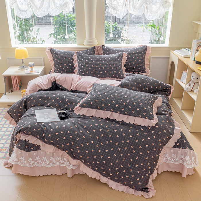 91家纺网 家纺一手货源 找家纺 珍爱家纺 2025新款A类针织棉双层纱夹棉床盖床裙花边单件三件四件套樱桃