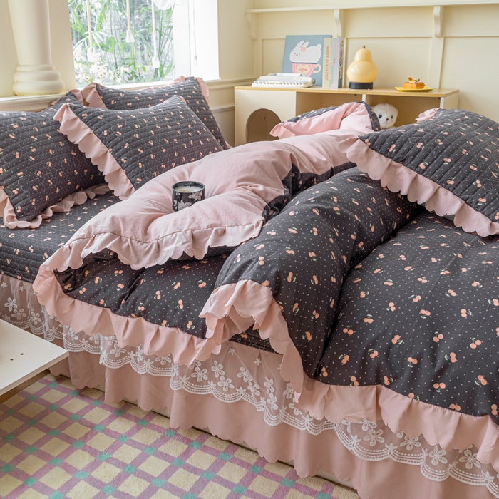 91家纺网 家纺一手货源 找家纺 珍爱家纺 2025新款A类针织棉双层纱夹棉床盖床裙花边单件三件四件套樱桃