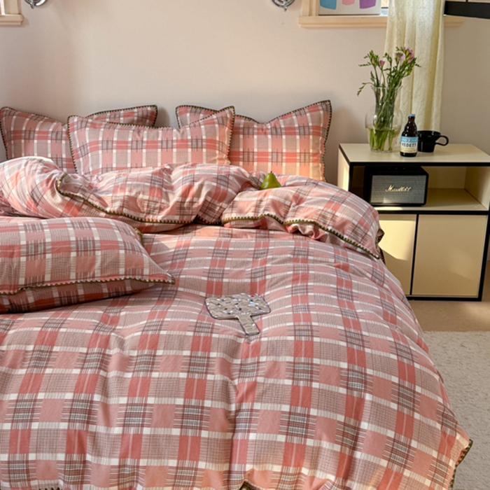 91家纺网 家纺一手货源 找家纺 金丝鸟家纺 2025新款全棉双层纱贝壳边四件套格子系列 怀秋豆沙格