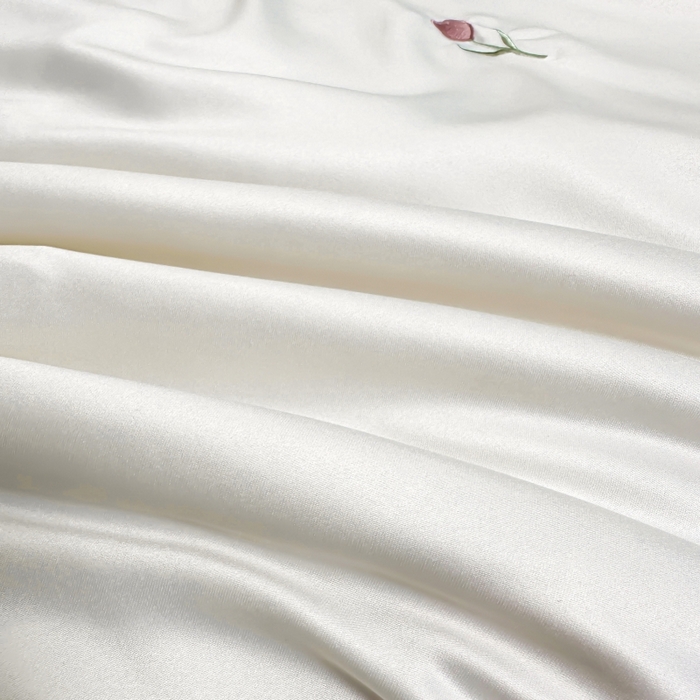 91家纺网 家纺一手货源 找家纺 满羽家纺 2025新款水洗冰丝刺绣夏被四件套 花朵奶白绿