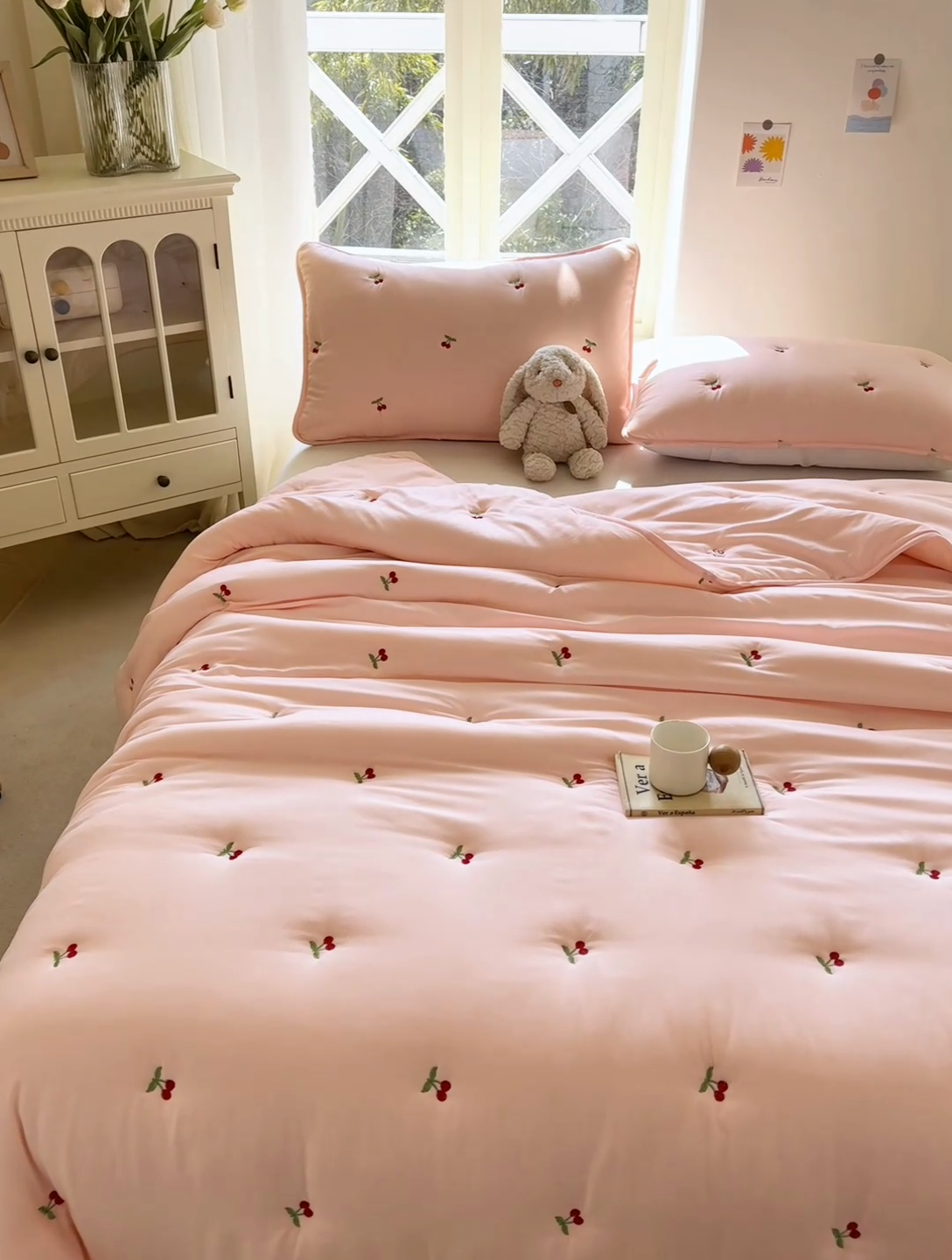 91家纺网 家纺一手货源 找家纺 萌飞 2025新款A类亲肤大豆棉刺绣夏被四件套 樱桃粉