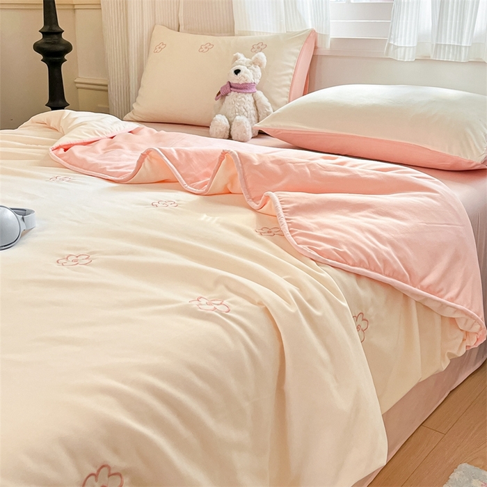 91家纺网 家纺一手货源 找家纺 盛秋家纺 2026新款A类水洗棉刺绣夏被 奶昔白花朵