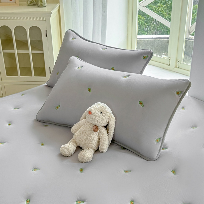 91家纺网 家纺一手货源 找家纺 萌飞 2025新款A类亲肤大豆棉刺绣夹棉床笠床褥学生床垫 牛油果灰