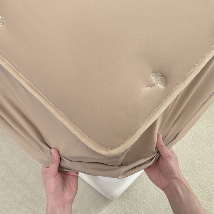 91家纺网 家纺一手货源 找家纺 萌飞 2025新款A类亲肤大豆棉刺绣夹棉床笠床褥学生床垫 银杏叶驼