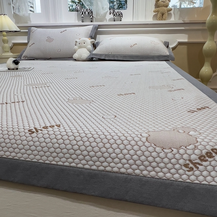 91家纺网 家纺一手货源 找家纺 卡初家居（原微来） 2025新款舒睡冰豆豆抱抱龙系列席子凉席 sheep-sheep-薄荷咖（床席款）