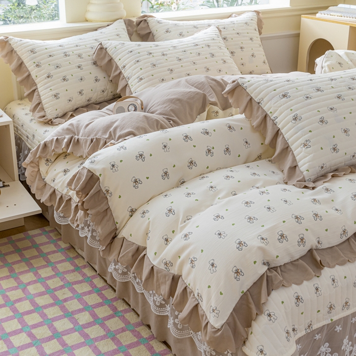 91家纺网 家纺一手货源 找家纺 珍爱家纺 2025新款A类针织棉双层纱夹棉床盖床裙花边单件三件四件套宝贝熊