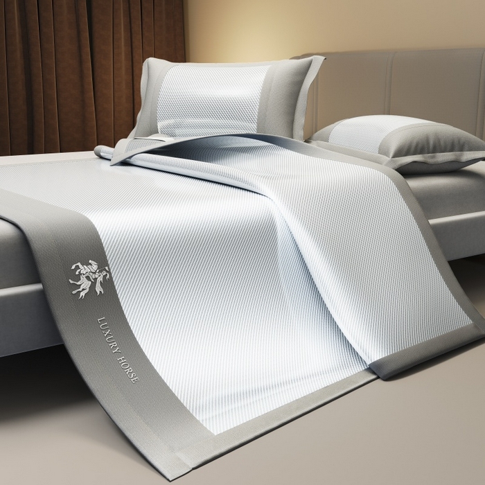 91家纺网 家纺一手货源 找家纺 孩子王家纺 2025新款轻柔丝凉席冰丝席-文森特系列 床席款-薄雾蓝