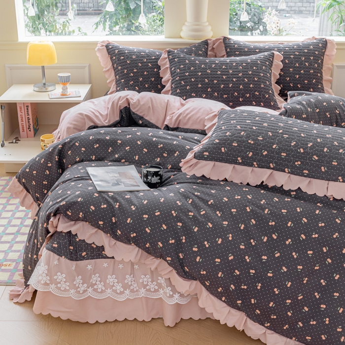 91家纺网 家纺一手货源 找家纺 珍爱家纺 2025新款A类针织棉双层纱夹棉床盖床裙花边单件三件四件套樱桃