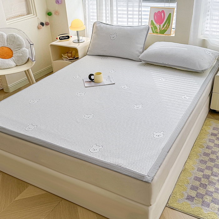 91家纺网 家纺一手货源 找家纺 2025新款冰豆豆凉席三件套夏季冷感冰丝席软席子条席款 冰皮熊灰-条席款