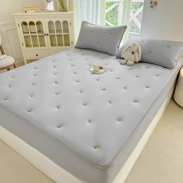 91家纺网 家纺一手货源 找家纺 萌飞 2025新款A类亲肤大豆棉刺绣夹棉床笠床褥学生床垫 牛油果灰