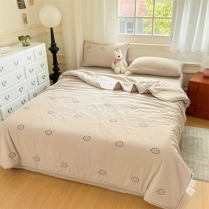 91家纺网 家纺一手货源 找家纺 盛秋家纺 2026新款A类水洗棉刺绣夏被 山灰云朵