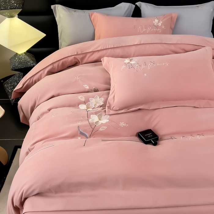 91家纺网 家纺一手货源 找家纺 曲之慕 2025新品四季款高端刺绣四件套简约可水洗轻奢纯色刺绣四件套 流光仙女粉