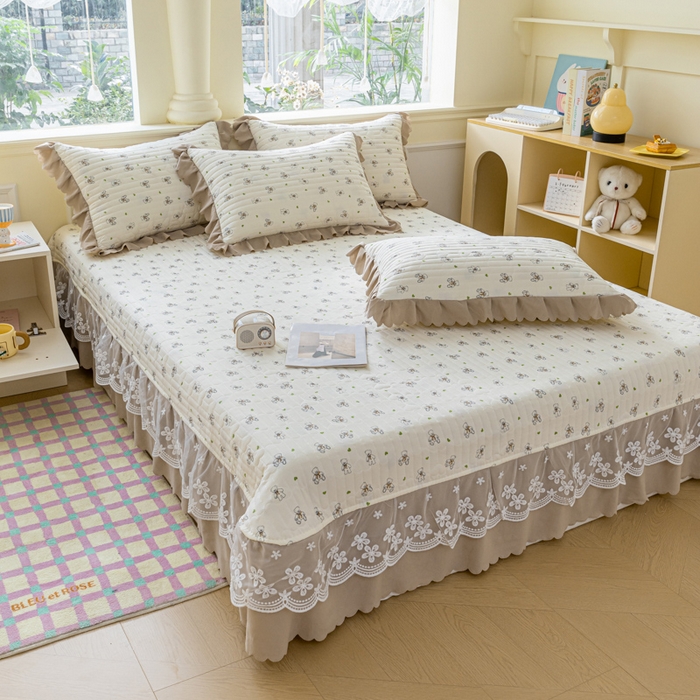 91家纺网 家纺一手货源 找家纺 珍爱家纺 2025新款A类针织棉双层纱夹棉床盖床裙花边单件三件四件套宝贝熊