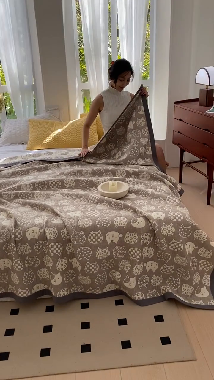 91家纺网 家纺一手货源 找家纺 萌飞 2025新款a类全棉三层纱多功能毛巾被盖毯床单夏被空调被 百变猫咪-咖