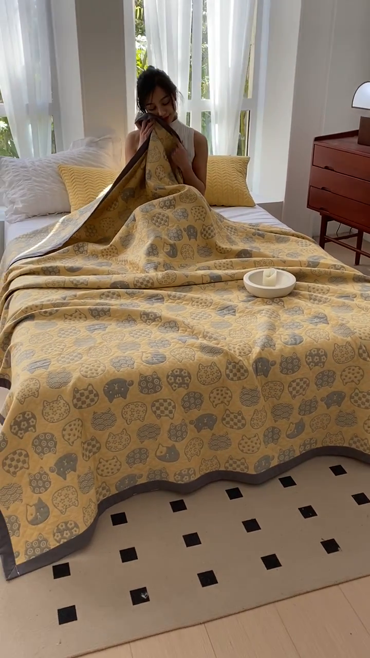 91家纺网 家纺一手货源 找家纺 九沐良品 2025新款A类全棉三层纱多功能毛巾被盖毯床单夏被 百变猫咪-黄