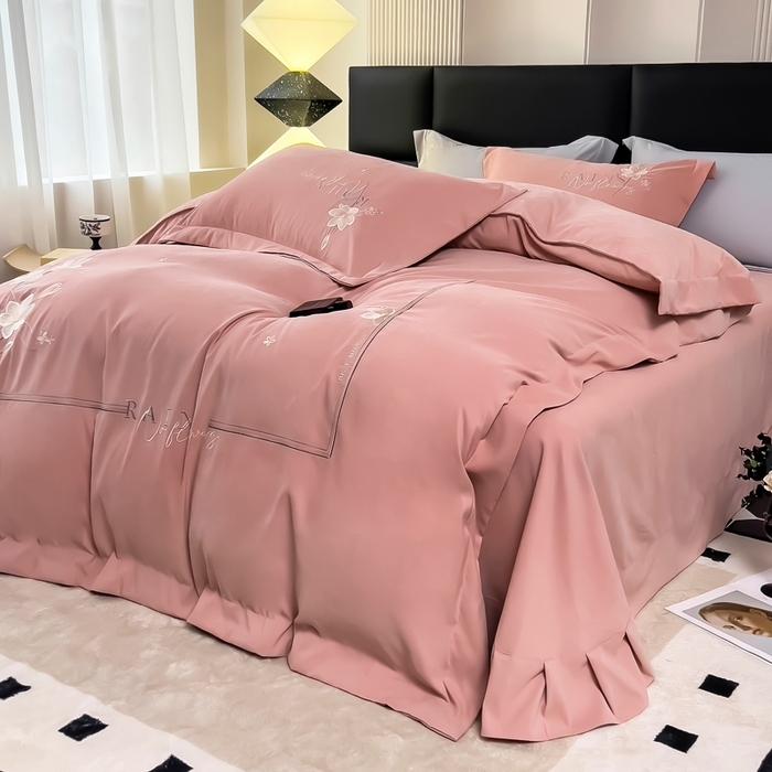 91家纺网 家纺一手货源 找家纺 曲之慕 2025新品四季款高端刺绣四件套简约可水洗轻奢纯色刺绣四件套 流光仙女粉