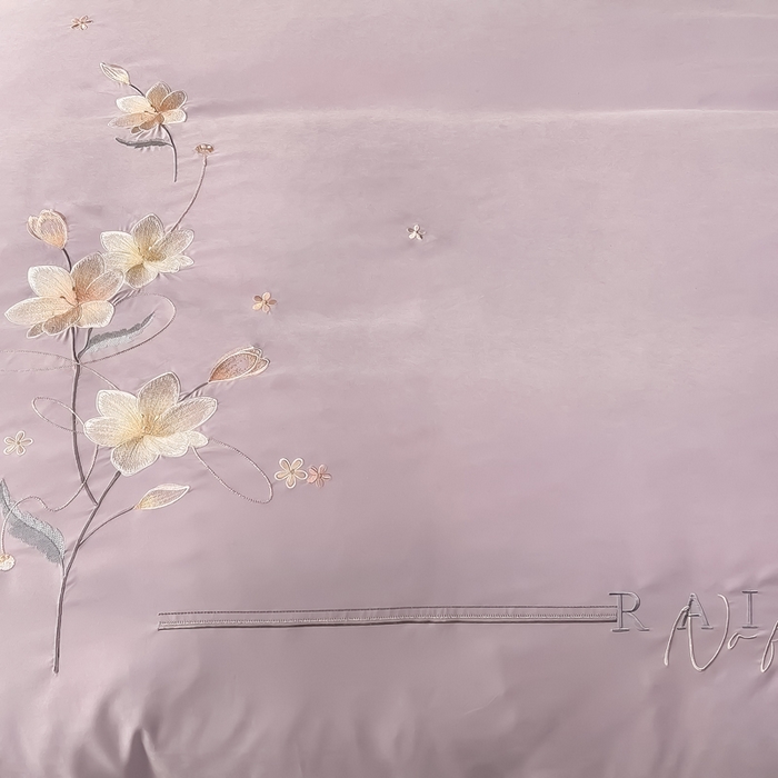 91家纺网 家纺一手货源 找家纺 曲之慕 2025新品四季款高端刺绣四件套简约可水洗轻奢纯色刺绣四件套 流光淡紫