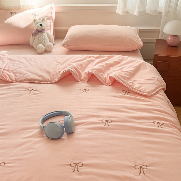 91家纺网 家纺一手货源 找家纺 盛秋家纺 2026新款A类水洗棉刺绣夏被 奶油粉蝴蝶结