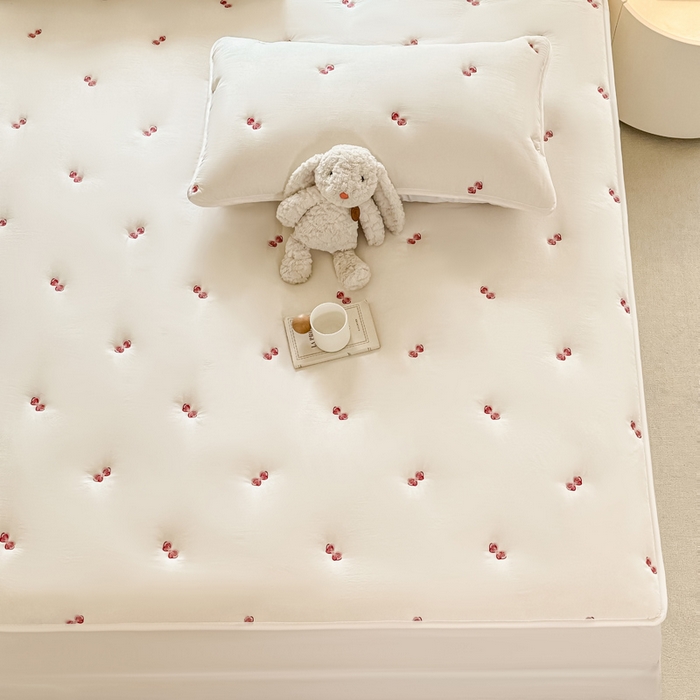 91家纺网 家纺一手货源 找家纺 萌飞 2025新款A类亲肤大豆棉刺绣夹棉床笠床褥学生床垫 蝴蝶结白