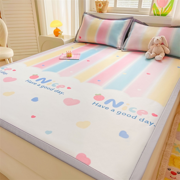 91家纺网 家纺一手货源 找家纺 2025新款A类碳光冰丝印花凉席学生床席空调被夏被四件套配送买家秀 彩虹草莓