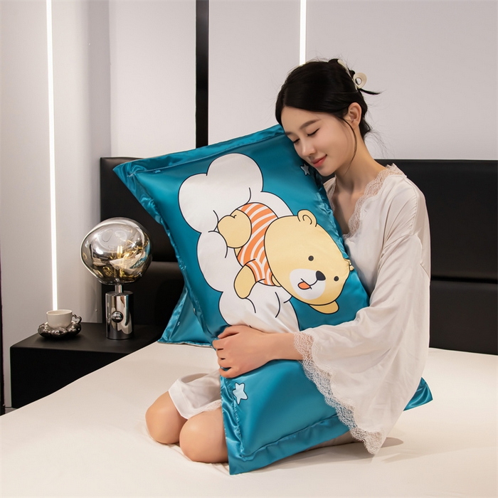 91家纺网 家纺一手货源 找家纺 梦舒羽 2025新款可水洗冰丝卡通枕套宿舍48x74cm单人凉爽枕头套 云端小熊