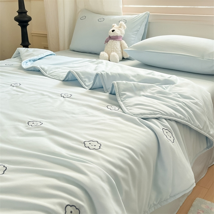 91家纺网 家纺一手货源 找家纺 盛秋家纺 2026新款A类水洗棉刺绣夏被 天空蓝云朵