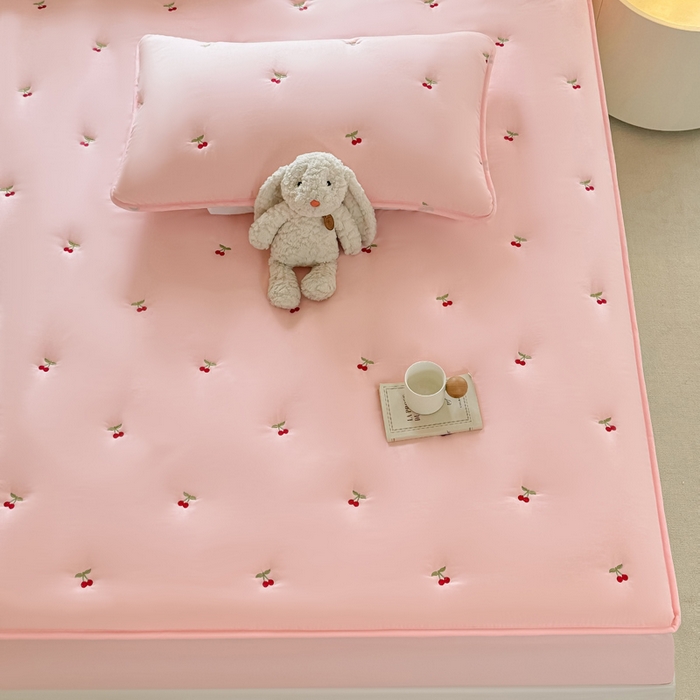 91家纺网 家纺一手货源 找家纺 萌飞 2025新款A类亲肤大豆棉刺绣夹棉床笠床褥学生床垫 樱桃粉