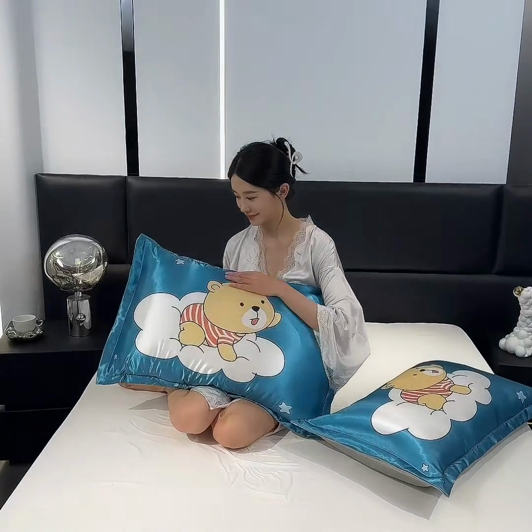 91家纺网 家纺一手货源 找家纺 梦舒羽 2025新款可水洗冰丝卡通枕套宿舍48x74cm单人凉爽枕头套 云端小熊