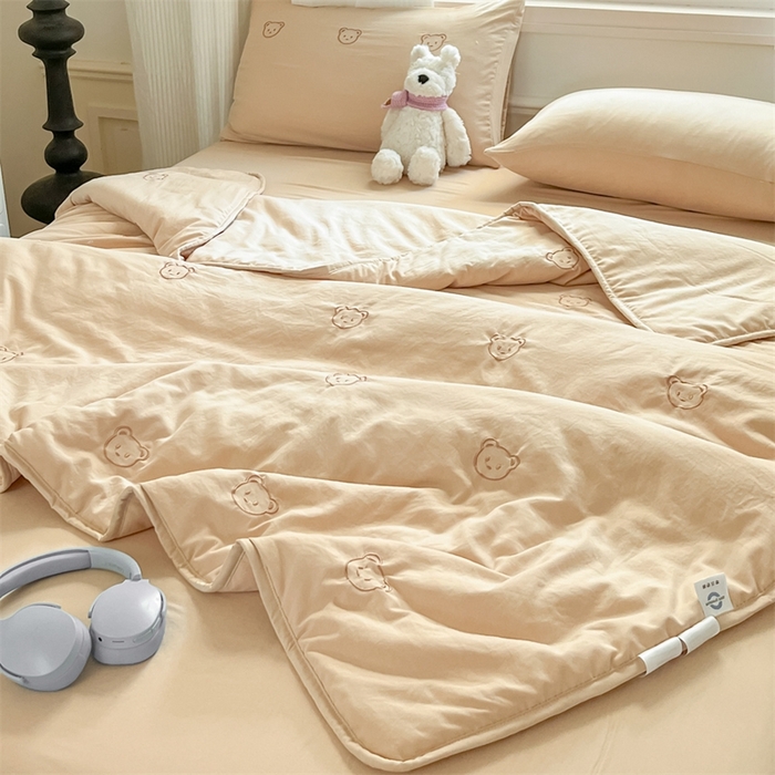 91家纺网 家纺一手货源 找家纺 盛秋家纺 2026新款A类水洗棉刺绣夏被 奶茶小熊