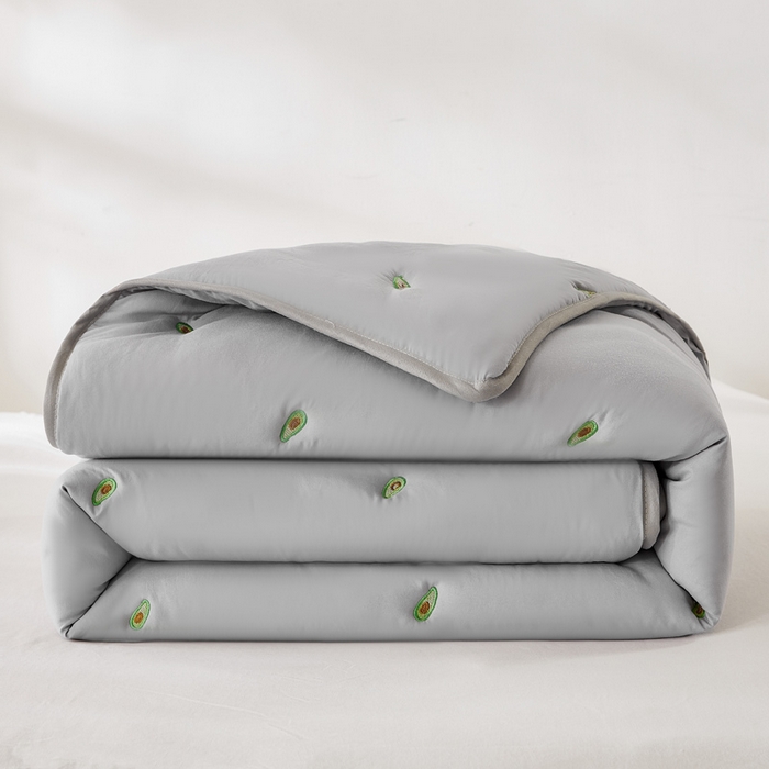 91家纺网 家纺一手货源 找家纺 萌飞 2025新款A类亲肤大豆棉刺绣夏被四件套 牛油果灰