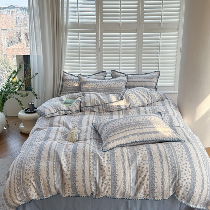 91家纺网 家纺一手货源 找家纺 金丝鸟家纺 2025新款全棉双层纱贝壳边四件套花卉系列 蓝色花纹