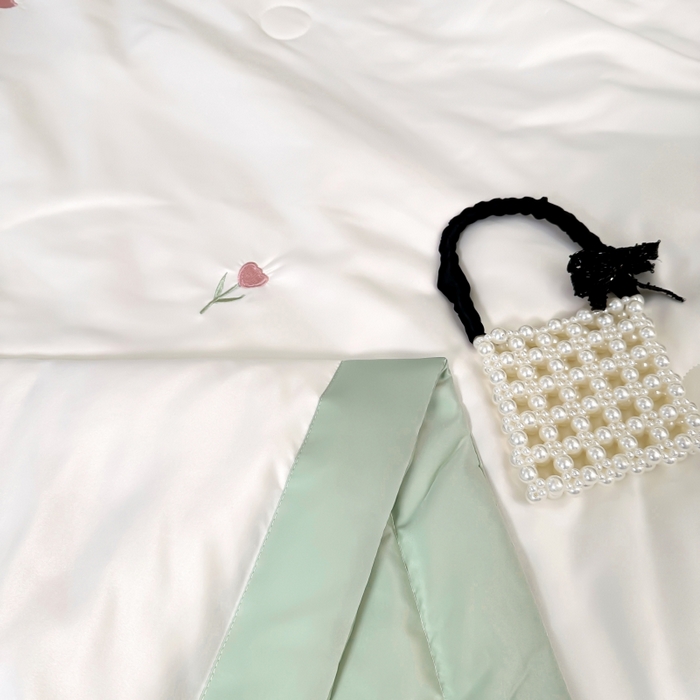 91家纺网 家纺一手货源 找家纺 满羽家纺 2025新款水洗冰丝刺绣夏被四件套 花朵奶白绿