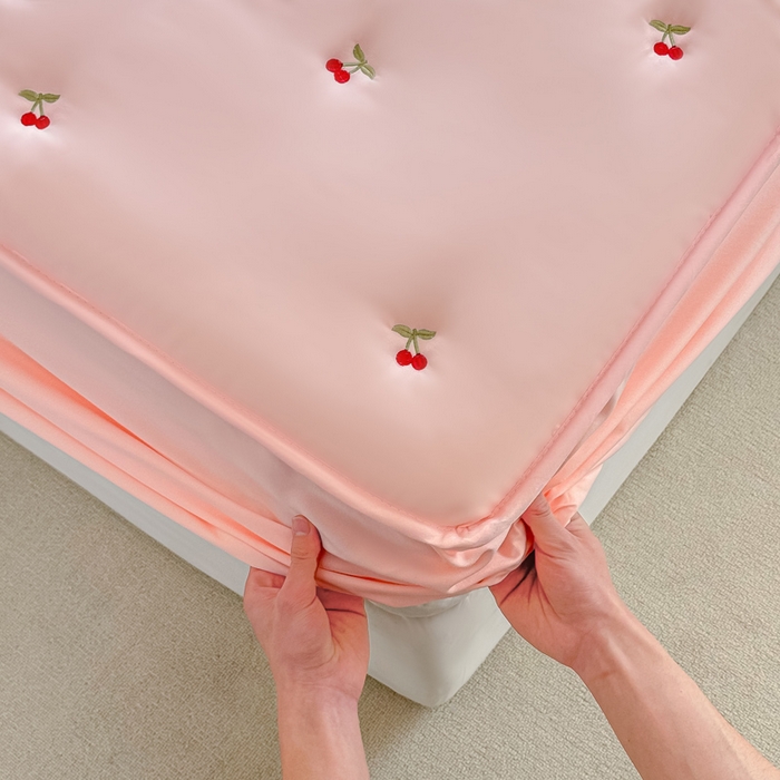 91家纺网 家纺一手货源 找家纺 萌飞 2025新款A类亲肤大豆棉刺绣夹棉床笠床褥学生床垫 樱桃粉