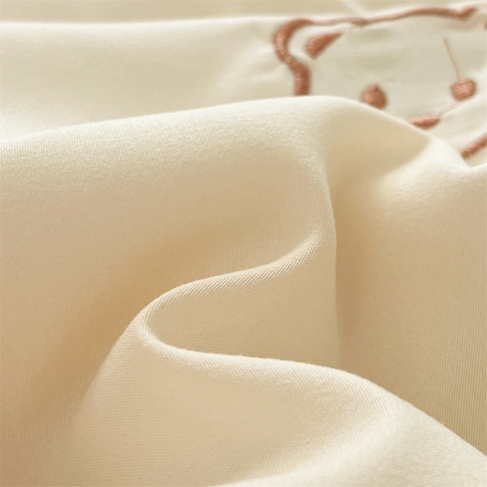 91家纺网 家纺一手货源 找家纺 盛秋家纺 2026新款A类水洗棉刺绣夏被 奶昔白小熊