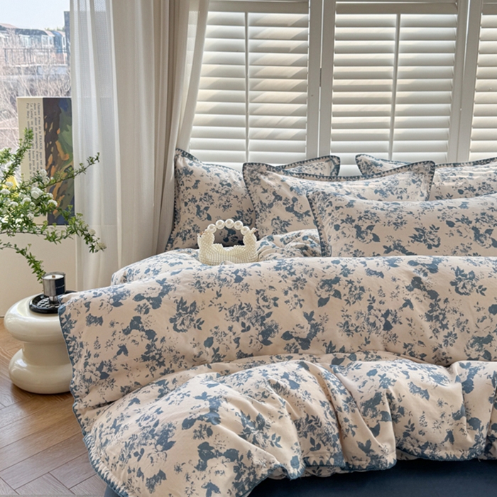 91家纺网 家纺一手货源 找家纺 金丝鸟家纺 2025新款全棉双层纱贝壳边四件套花卉系列 青瓷花弄