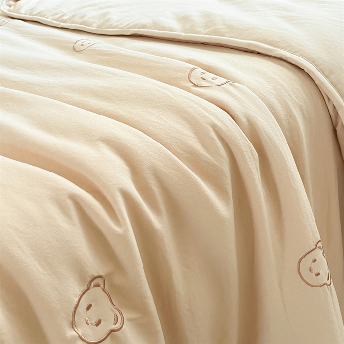 91家纺网 家纺一手货源 找家纺 盛秋家纺 2026新款A类水洗棉刺绣夏被 奶茶小熊