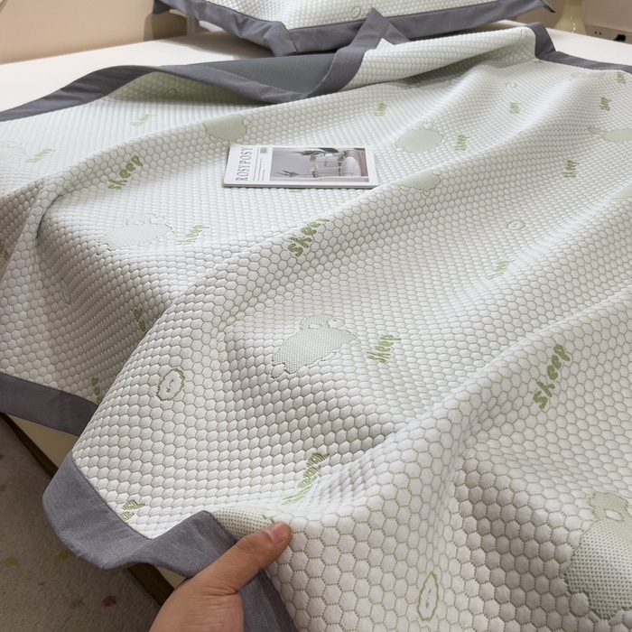 91家纺网 家纺一手货源 找家纺 卡初家居（原微来） 2025新款舒睡冰豆豆抱抱龙系列席子凉席 sheep sheep-绿（床席款）