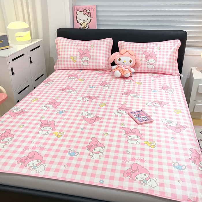 91家纺网 家纺一手货源 找家纺 暮思家居 2025新款三丽鸥正版授权数码印花A类可机洗1200D冰丝凉席三件套床笠款系列 床笠款-粉格美乐蒂