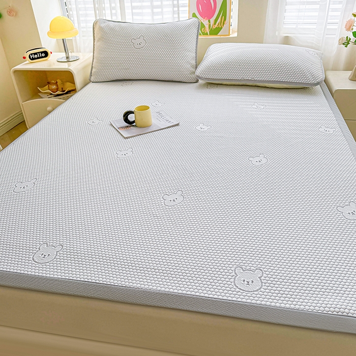 91家纺网 家纺一手货源 找家纺 2025新款冰豆豆凉席三件套夏季冷感冰丝席软席子条席款 冰皮熊灰-条席款